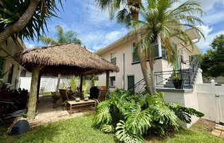 Adorable OLD NE garage 1/1 apartment - FULLY FURNISHED 7MONTH LEASE