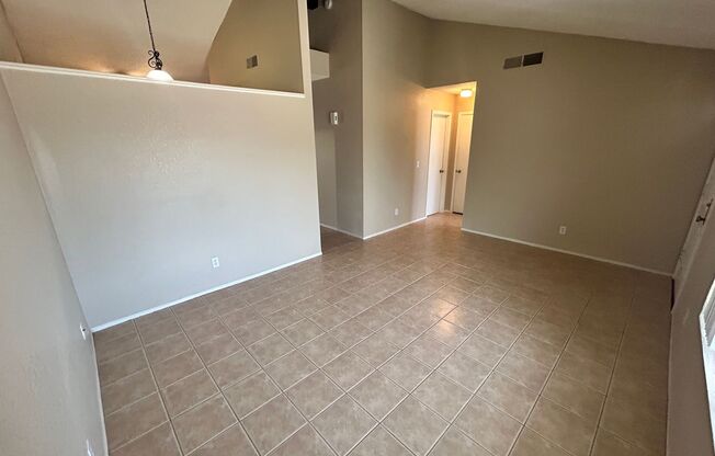 *NEW* Custom Paint, Fully Enclosed Backyard 2 bed/1 bath Glendale *Single* Level Duplex!
