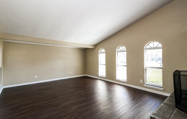 633 PRISCILLA LN