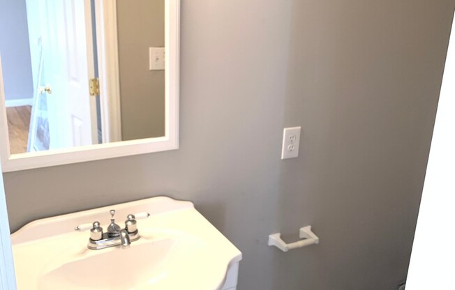 2 beds, 1.5 baths, 860 sqft, $1,100, Unit 4