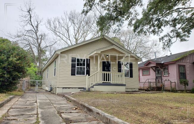 Beautiful Renovated 4 Bedroom/2 Bathroom Home in Mobile!!