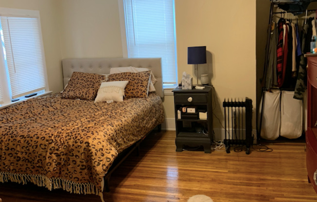 2 beds, 1 bath, $1,500, Unit Apt Back