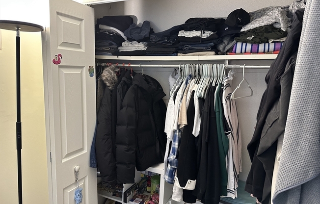 2 beds, 1 bath, $2,521, Unit 21