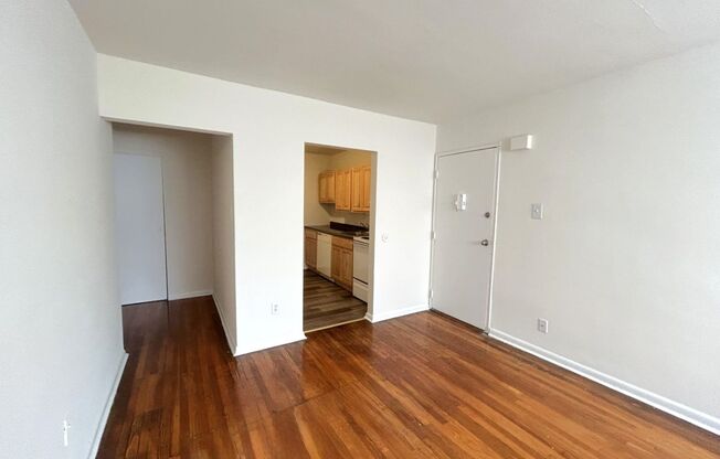 1 bed, 1 bath, 575 sqft, $1,049, Unit M10