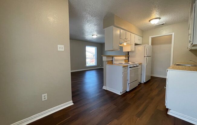 AVAILABLE NOW 2 bedroom 2 Bath Apartment In River Oaks Area!