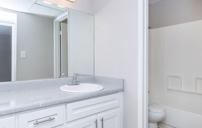 2 beds, 1 bath, 770 sqft, $999