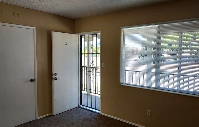 Pacific Beach Upstairs Studio Apt. W/Assigned Parking Space. Move in Special!