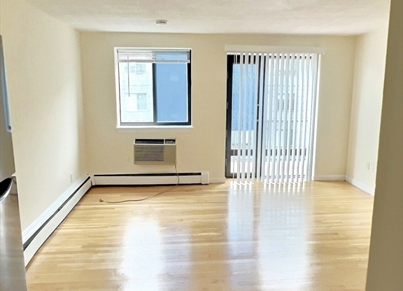 Studio, 1 bath, 999 sqft, $1,980, Unit 34