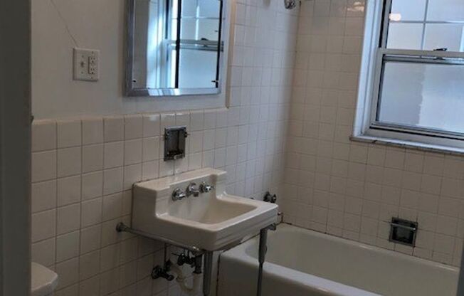 Studio, 1 bath, 325 sqft, $1,100, Unit Old King Edward 731