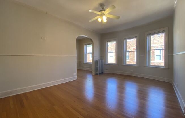 Tons of windows with natural lighting - Helen Dunbar Studio