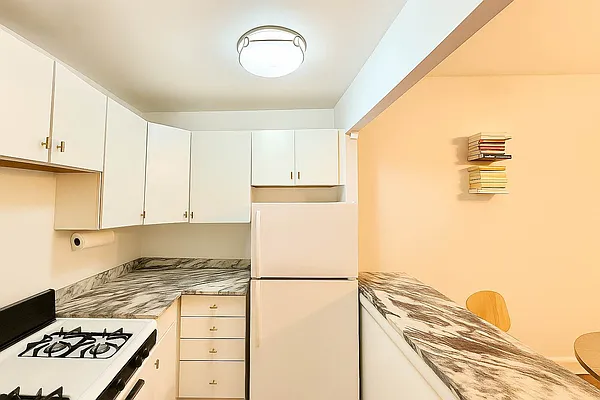 61 Lexington Ave 1F