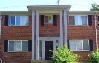 2 beds, 1 bath, $825, Unit Place #1