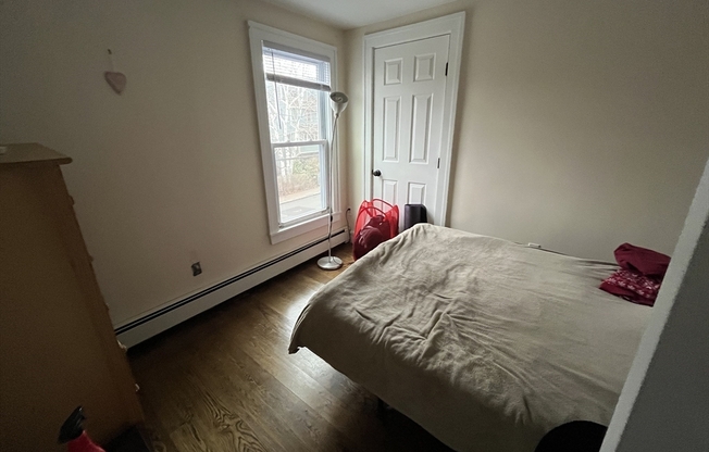 2 beds, 1 bath, $3,200, Unit 2