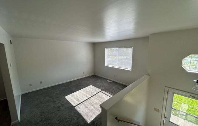 2 bedroom, 1.5 bath Townhouse style apartment; minutes to Downtown Chesterton!
