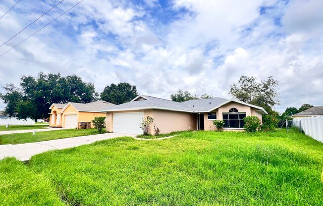 Charming 3 Bedroom, 2 Bathroom Home in Kissimmee!!