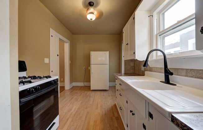 2 beds, 1 bath, $1,199