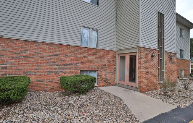 2 beds, 1.5 baths, 920 sqft, $875, Unit 1420 West Glen Avenue Apt 302