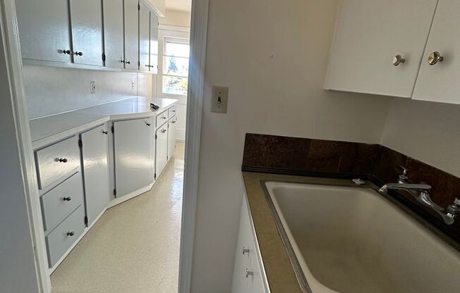 2 beds, 1 bath, 1,176 sqft, $1,750, Unit Heenan 1110