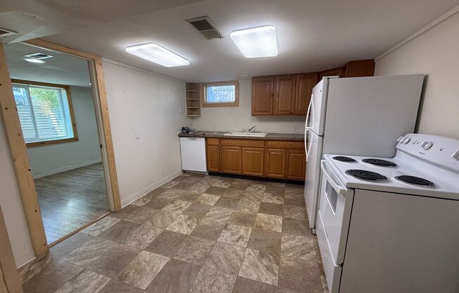 Centrally located 2 bed 1 bath upper level duplex