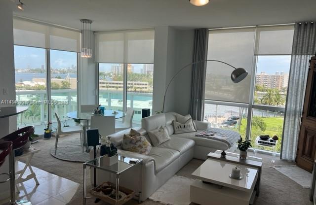 7900 Harbor Island Dr