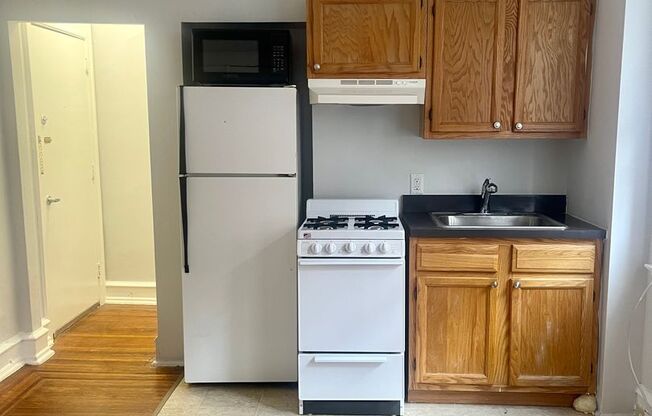 Studio, 1 bath, 330 sqft, $900, Unit 304