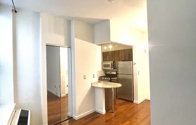 Studio, 1 bath, 370 sqft, $3,300, Unit 406
