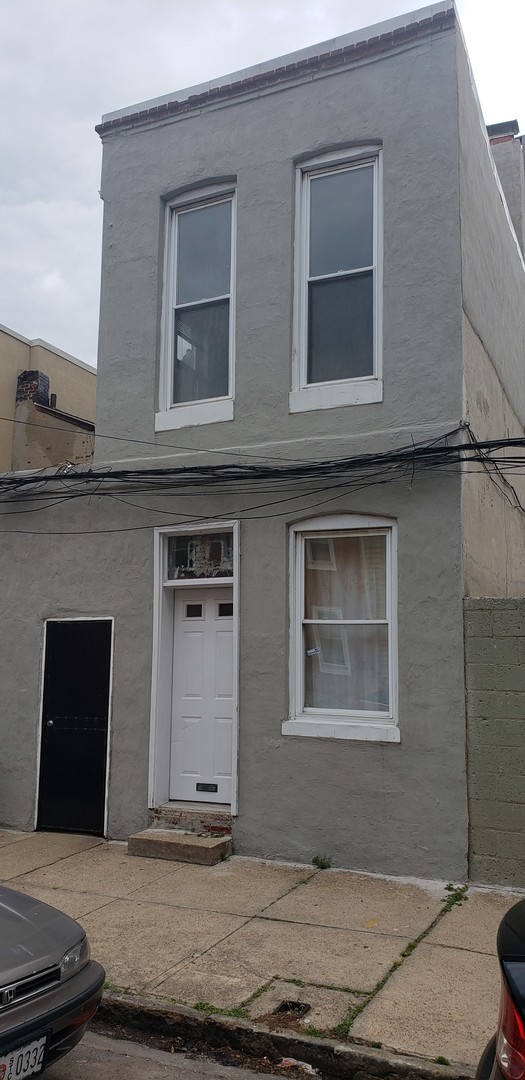 Little Italy Carriage House offering A/C and Laundry