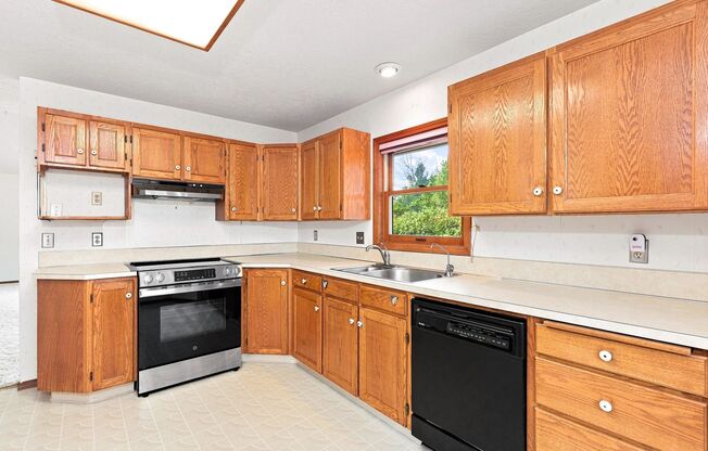 Charming 3-Bedroom Home with Garage & Lawn Care Included