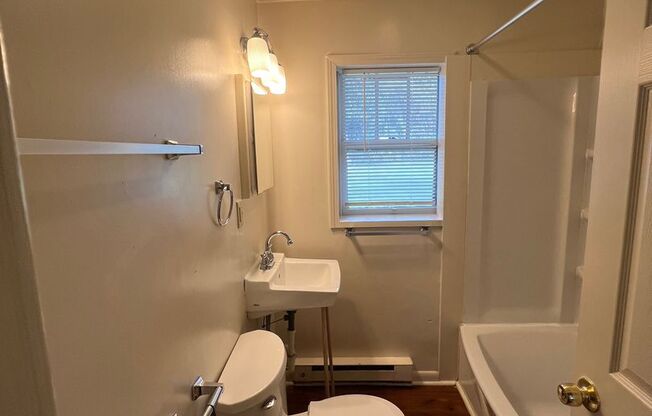 2 beds, 1 bath, $995, Unit 125 N West St