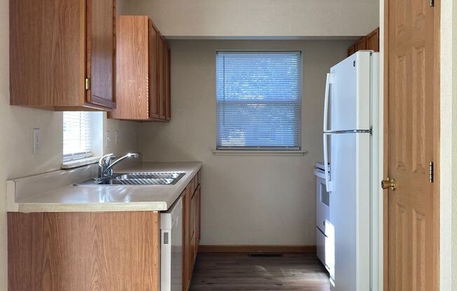 Bright & Convenient Townhouse Living!