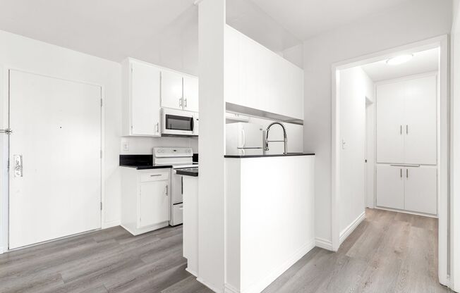1 bed, 1 bath, 670 sqft, $2,300, Unit 220