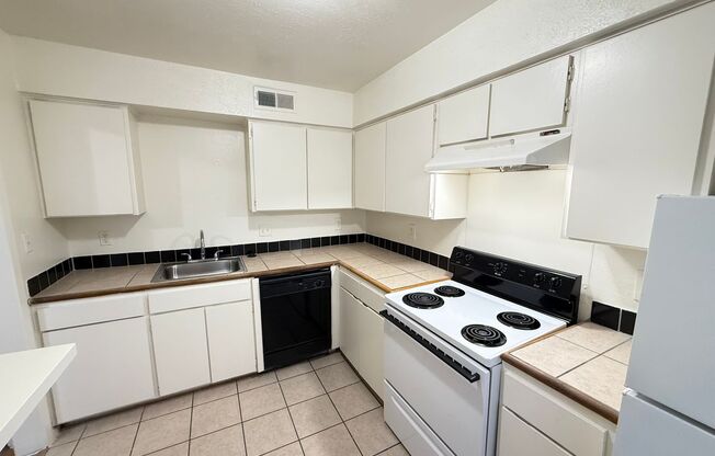 2 beds, 1 bath, 924 sqft, $1,875, Unit OPA-252