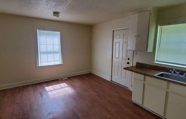 2 beds, 1 bath, $895