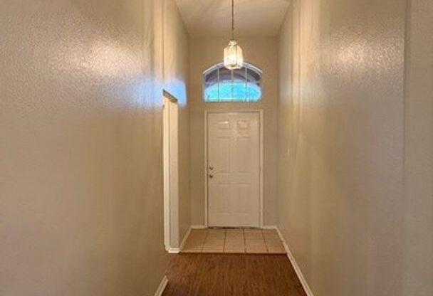 Cozy 3 Bedroom, 2 Bathroom Home with plenty of space, Arlington ISD!