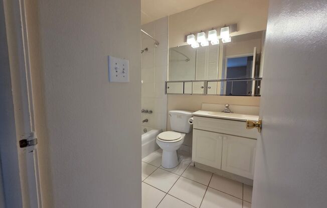 2 beds, 1 bath, $1,425, Unit 112