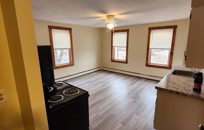 2 beds, 1 bath, $1,700, Unit 2R