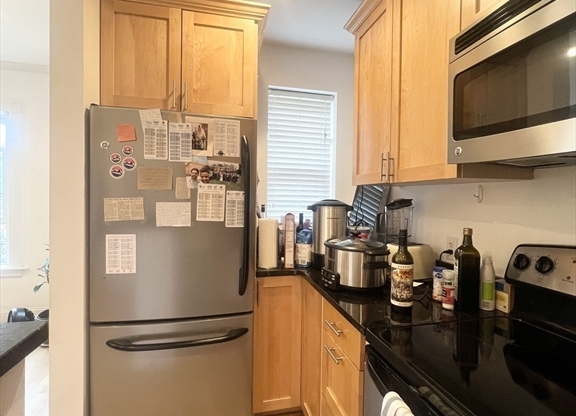 2 beds, 1 bath, $3,600, Unit 32