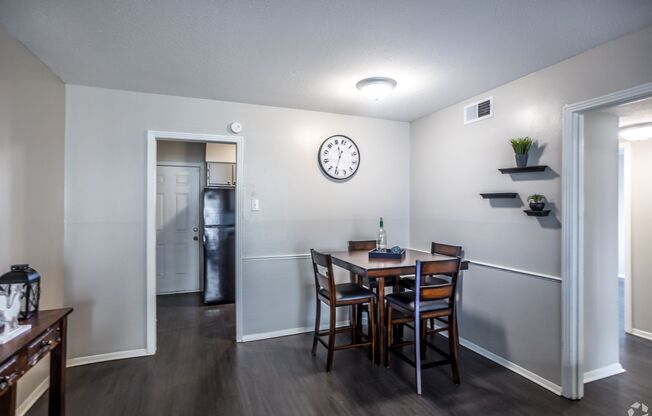 2 beds, 1 bath, 840 sqft, $825