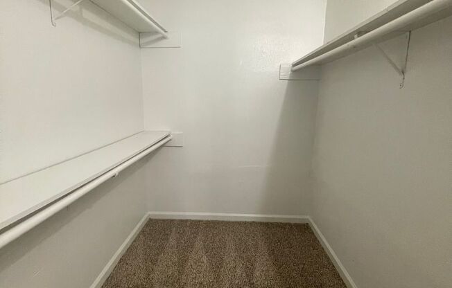 2 beds, 2 baths, 902 sqft, $1,099, Unit 142