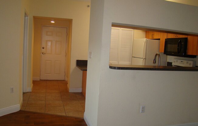 SPACIOUS ROOMMATE STYLE APARTMENT!!! Largest 2 Bedroom Apartment in Coral Springs