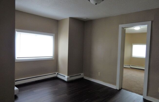 2 beds, 1 bath, $1,050, Unit Unit 5