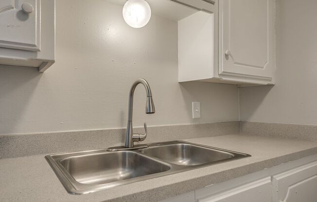 2 beds, 1 bath, 800 sqft, $980, Unit 5927-002