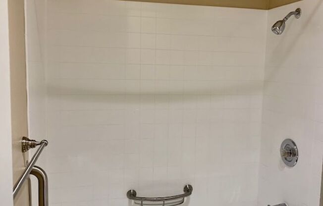 2 beds, 1 bath, 861 sqft, $1,725, Unit 32