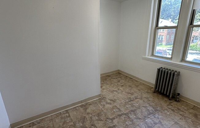 2 beds, 1 bath, $3,100, Unit 6