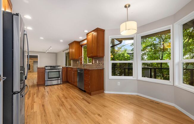 4 beds, 3.5 baths, $5,695
