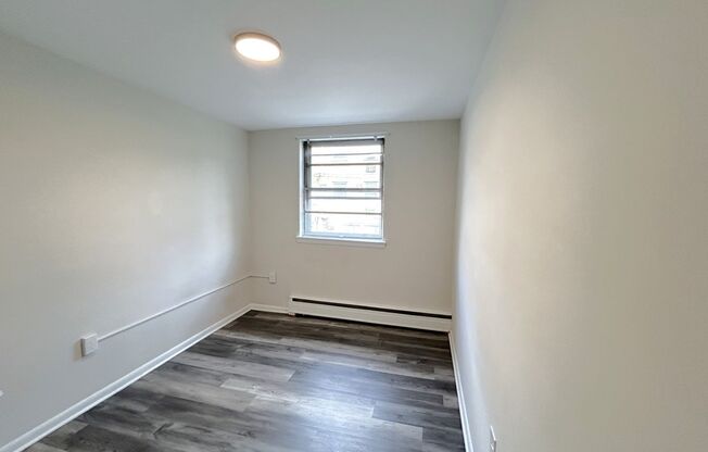 2 beds, 1 bath, 925 sqft, $1,469, Unit B04