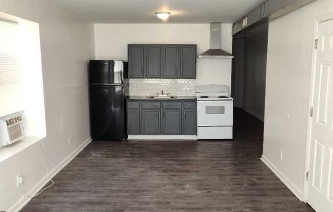 2 beds, 1 bath, $800, Unit 1W