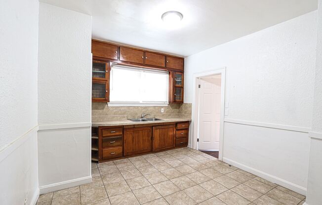 3 beds, 1 bath, $1,195