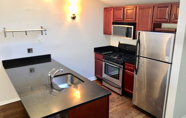 Beautiful 3-Bed/2-Bath Condo in Graduate Hospital with Roof Deck! Available July!