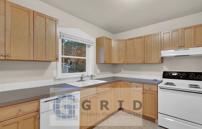 Charming 2 Bedroom Bungalow - Located in Close-In Woodlawn Neighborhood!